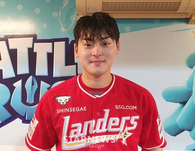 SSG 조병현이 13일 창원 NC전 종료 후 인터뷰를 하고 있다. /사진=양정웅 기자