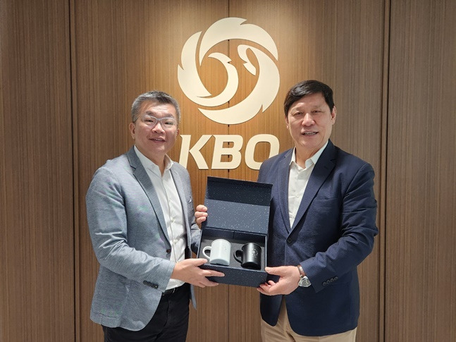 13일 만난 치창사이(왼쪽) CPBL 총재와 허구연 KBO 총재.  /사진=KBO