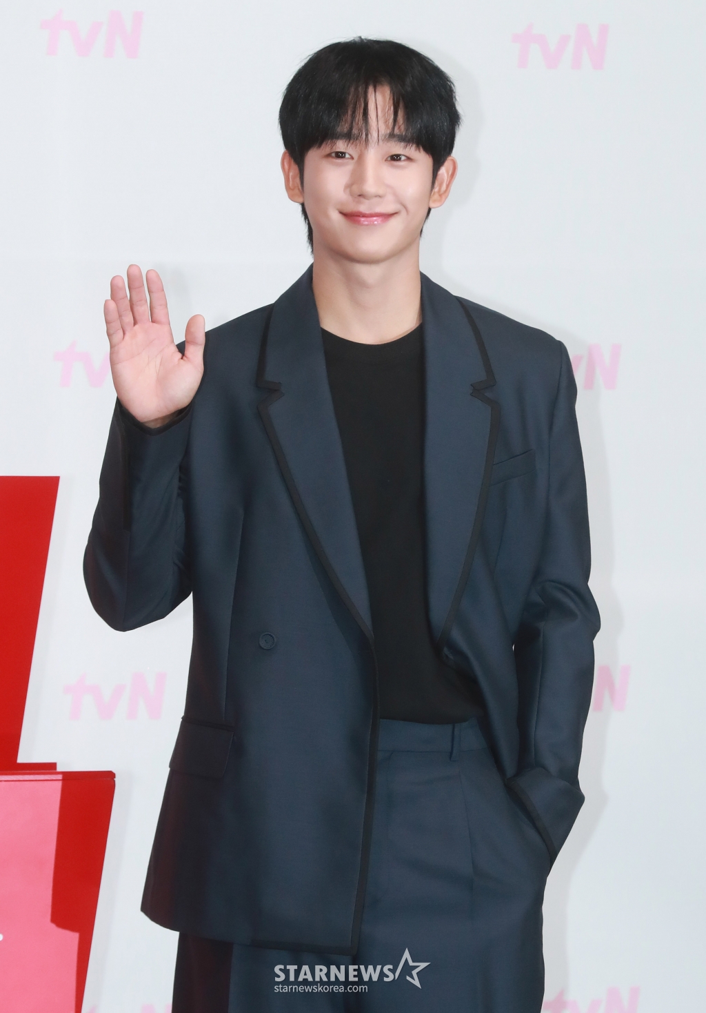배우 정해인이 14일 오전 서을 구로구 신도림 라마다 호텔에서 진행된 tvN 토일드라마 '엄마친구아들' 제작발표회에 참석해 포즈를 취하고 있다. 오류 난 인생을 재부팅하려는 여자와 그의 살아있는 흑역사인 엄마친구아들이 벌이는 파란만장 동네 한 바퀴 로맨스 '엄마친구아들'은 오는 17일 첫 방송된다. /2024.08.14 /사진=이동훈