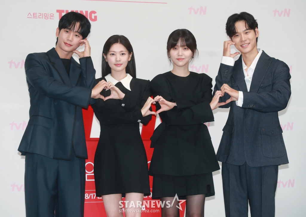 배우 정해인, 정소민, 김지은, 윤지온이 14일 오전 서을 구로구 신도림 라마다 호텔에서 진행된 tvN 토일드라마 '엄마친구아들' 제작발표회에 참석해 포즈를 취하고 있다. 오류 난 인생을 재부팅하려는 여자와 그의 살아있는 흑역사인 엄마친구아들이 벌이는 파란만장 동네 한 바퀴 로맨스 '엄마친구아들'은 오는 17일 첫 방송된다. /2024.08.14 /사진=이동훈
