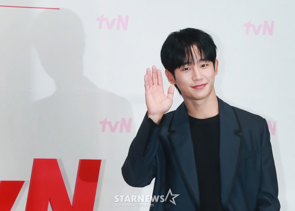 배우 정해인이 14일 오전 서을 구로구 신도림 라마다 호텔에서 진행된 tvN 토일드라마 '엄마친구아들' 제작발표회에 참석해 포즈를 취하고 있다. 오류 난 인생을 재부팅하려는 여자와 그의 살아있는 흑역사인 엄마친구아들이 벌이는 파란만장 동네 한 바퀴 로맨스 '엄마친구아들'은 오는 17일 첫 방송된다. /2024.08.14 /사진=이동훈