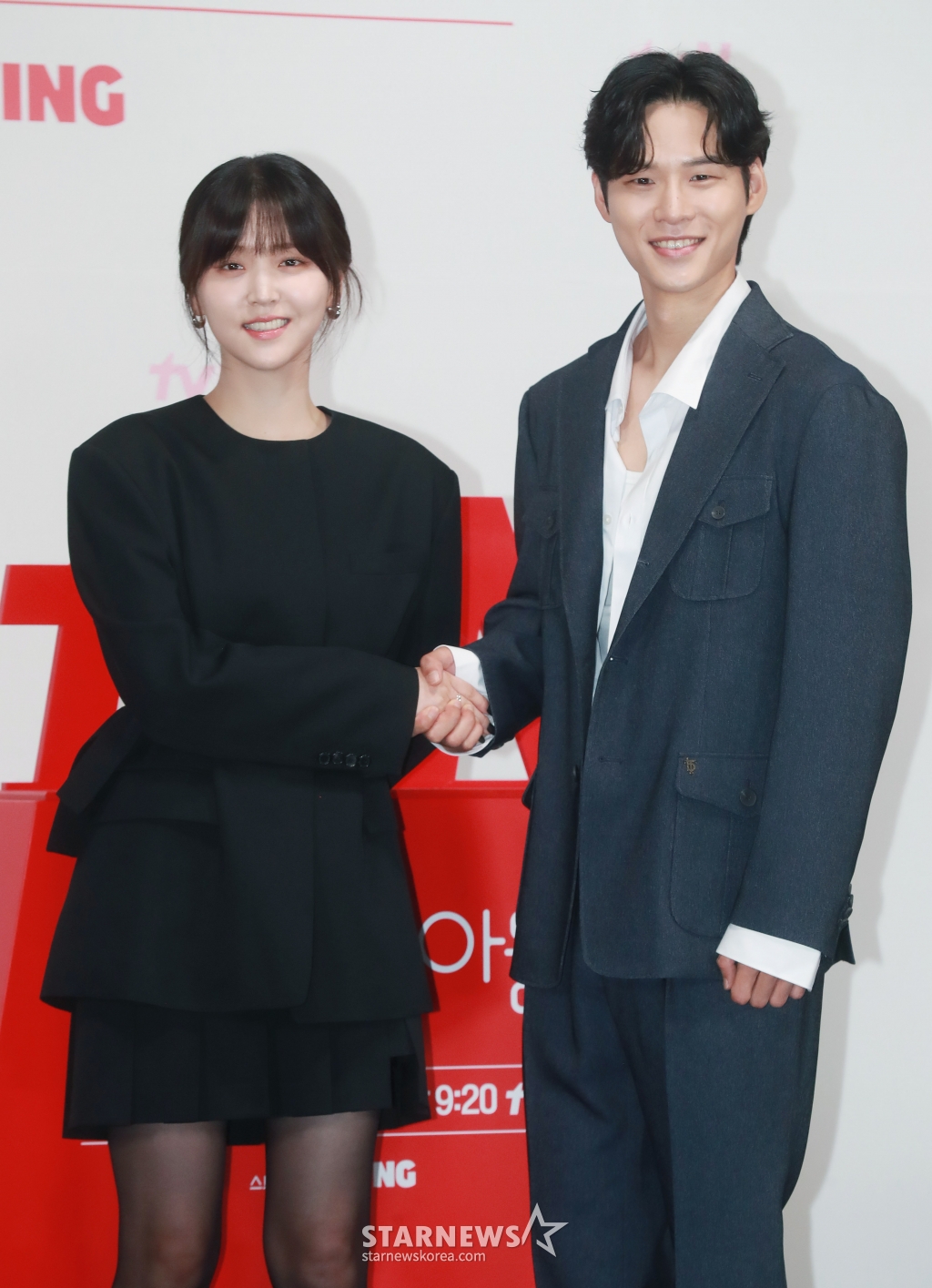 배우 김지은, 윤지온이 14일 오전 서을 구로구 신도림 라마다 호텔에서 진행된 tvN 토일드라마 '엄마친구아들' 제작발표회에 참석해 포즈를 취하고 있다. 오류 난 인생을 재부팅하려는 여자와 그의 살아있는 흑역사인 엄마친구아들이 벌이는 파란만장 동네 한 바퀴 로맨스 '엄마친구아들'은 오는 17일 첫 방송된다. /2024.08.14 /사진=이동훈