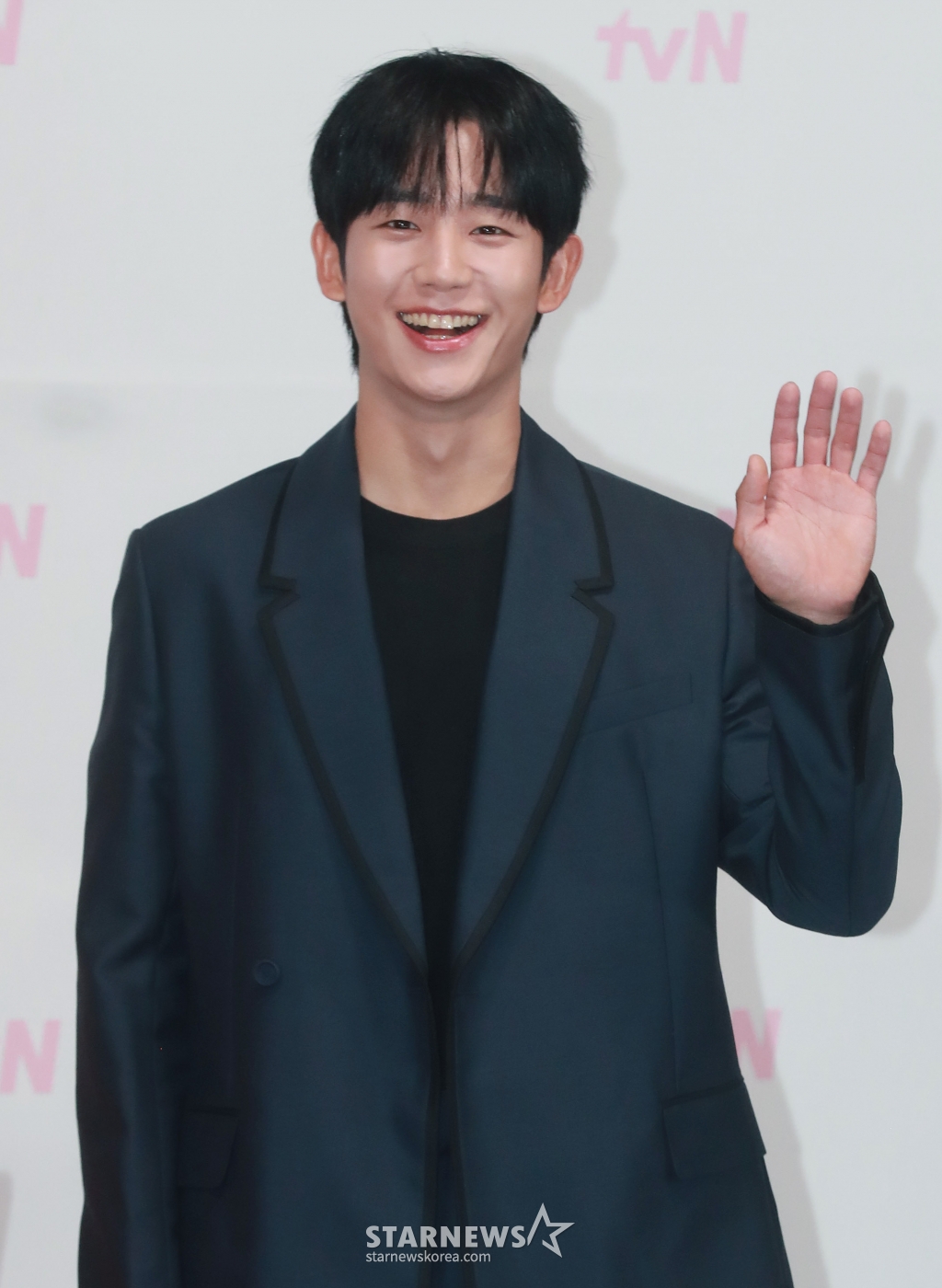 배우 정해인이 14일 오전 서을 구로구 신도림 라마다 호텔에서 진행된 tvN 토일드라마 '엄마친구아들' 제작발표회에 참석해 포즈를 취하고 있다. 오류 난 인생을 재부팅하려는 여자와 그의 살아있는 흑역사인 엄마친구아들이 벌이는 파란만장 동네 한 바퀴 로맨스 '엄마친구아들'은 오는 17일 첫 방송된다. /2024.08.14 /사진=이동훈