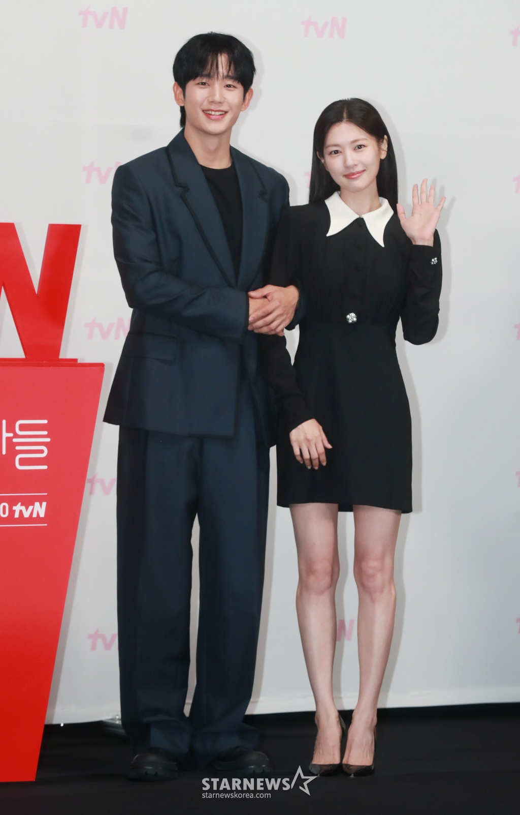 배우 정해인, 정소민이 14일 오전 서을 구로구 신도림 라마다 호텔에서 진행된 tvN 토일드라마 '엄마친구아들' 제작발표회에 참석해 포즈를 취하고 있다. 오류 난 인생을 재부팅하려는 여자와 그의 살아있는 흑역사인 엄마친구아들이 벌이는 파란만장 동네 한 바퀴 로맨스 '엄마친구아들'은 오는 17일 첫 방송된다. /2024.08.14 /사진=이동훈