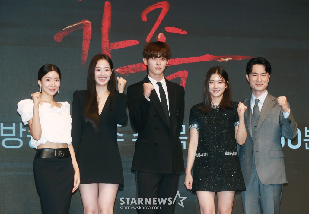 배우 윤세아, 최예빈, 이시우, 박주현, 김병철이 14일 오후 서울 구로구 더 세인트에서 진행된 KBS 2TV 수목드라마 '완벽한 가족' 제작발표회에 참석해 포즈를 취하고 있다. 누가 봐도 행복하고 완벽해 보이는 가족이 딸의 살인으로 인해 점점 서로를 의심하게 되는 미스터리 스릴러 드라마 '완벽한 가족'은 오늘(14일) 첫 방송된다. /2024.08.14 /사진=이동훈