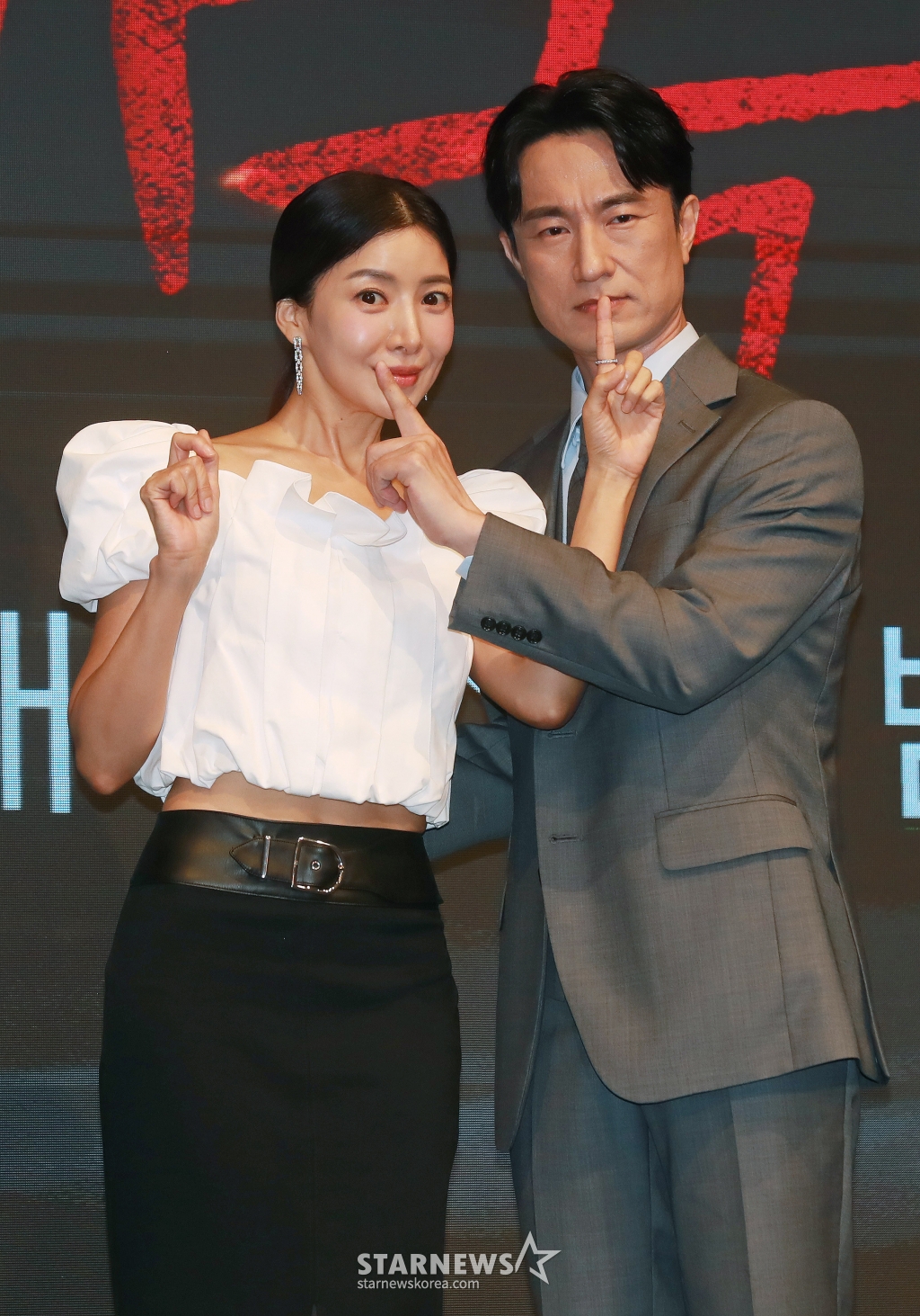 배우 윤세아, 김병철이 14일 오후 서울 구로구 더 세인트에서 진행된 KBS 2TV 수목드라마 '완벽한 가족' 제작발표회에 참석해 포즈를 취하고 있다. 누가 봐도 행복하고 완벽해 보이는 가족이 딸의 살인으로 인해 점점 서로를 의심하게 되는 미스터리 스릴러 드라마 '완벽한 가족'은 오늘(14일) 첫 방송된다. /2024.08.14 /사진=이동훈