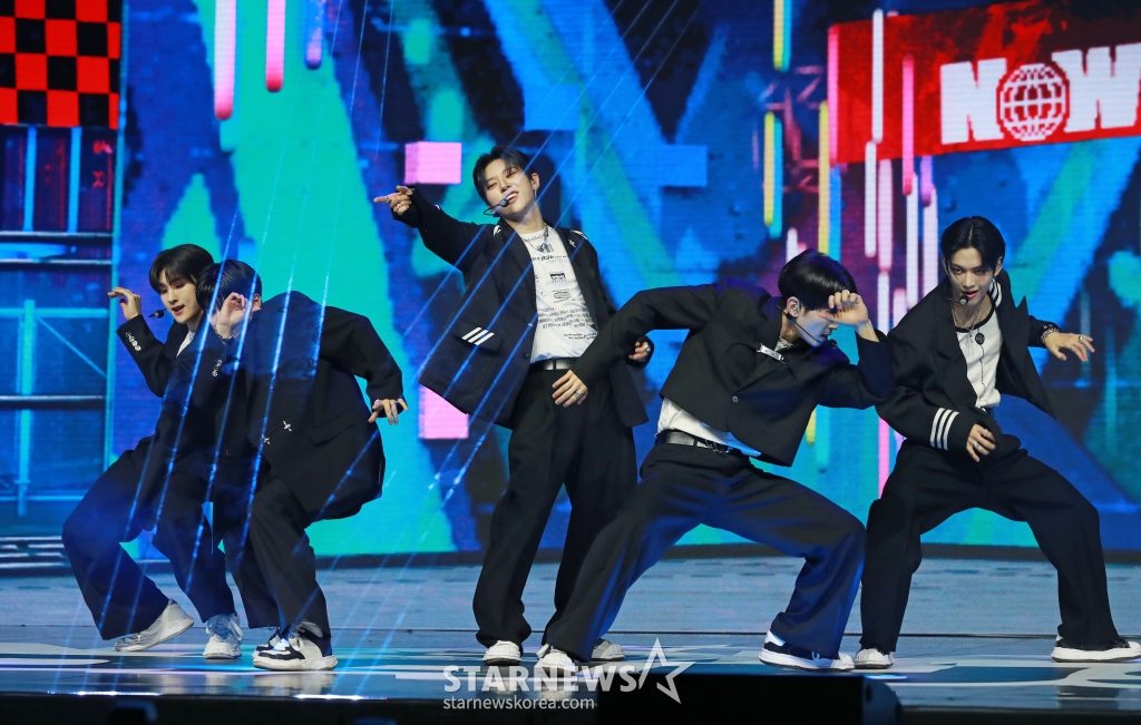 그룹 나우어데이즈(NOWADAYS)가 2일 오후 서울 용산구 블루스퀘어에서 진행된 첫 번째 데뷔 싱글 ‘NOWADAYS' 발매기념 쇼케이스에서 데뷔곡을 선보이고 있다. /2024.04.02 /사진=이동훈