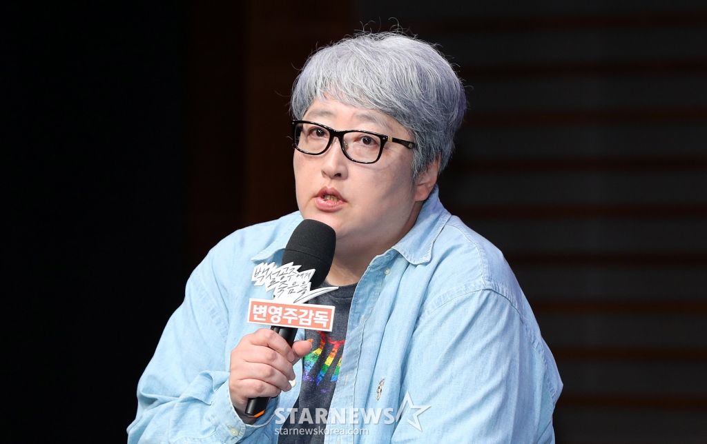 [서울=뉴시스] 김혜진 기자 = 변영주 감독이 14일 오후 서울 마포구 상암동 MBC 사옥에서 진행된 MBC 새 금토드라마 '백설공주에게 죽음을-Black Out' 제작발표회에서 인사말을 하고 있다.  '백설공주에게 죽음을-Black Out'은 시신이 발견되지 않은 미스터리한 살인사건의 범인으로 지목돼 살인 전과자가 된 청년이 10년 후 그날의 진실을 밝히는 과정을 담은 역추적 범죄 스릴러 드라마다. 2024.08.14. jini@newsis.com /사진=김혜진