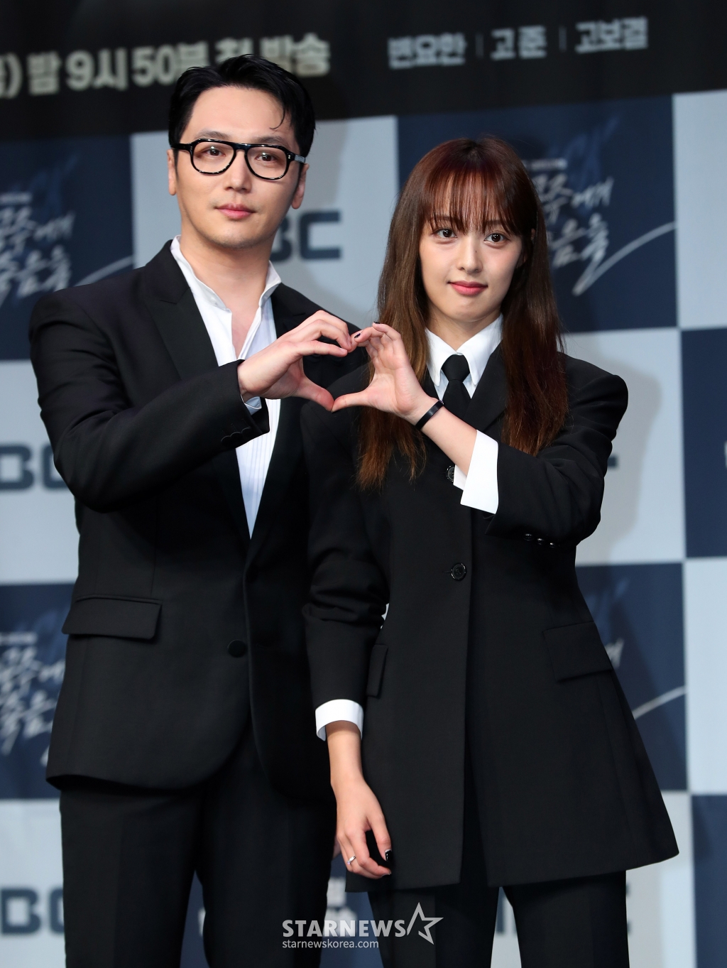 [서울=뉴시스] 김혜진 기자 = 배우 변요한, 김보라가 14일 오후 서울 마포구 상암동 MBC 사옥에서 진행된 MBC 새 금토드라마 '백설공주에게 죽음을-Black Out' 제작발표회에서 포즈를 취하고 있다.  '백설공주에게 죽음을-Black Out'은 시신이 발견되지 않은 미스터리한 살인사건의 범인으로 지목돼 살인 전과자가 된 청년이 10년 후 그날의 진실을 밝히는 과정을 담은 역추적 범죄 스릴러 드라마다. 2024.08.14. jini@newsis.com /사진=김혜진