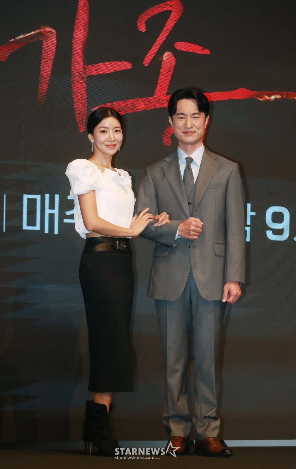 배우 윤세아, 김병철이 14일 오후 서울 구로구 더 세인트에서 진행된 KBS 2TV 수목드라마 '완벽한 가족' 제작발표회에 참석해 포즈를 취하고 있다. 누가 봐도 행복하고 완벽해 보이는 가족이 딸의 살인으로 인해 점점 서로를 의심하게 되는 미스터리 스릴러 드라마 '완벽한 가족'은 오늘(14일) 첫 방송된다. /2024.08.14 /사진=이동훈