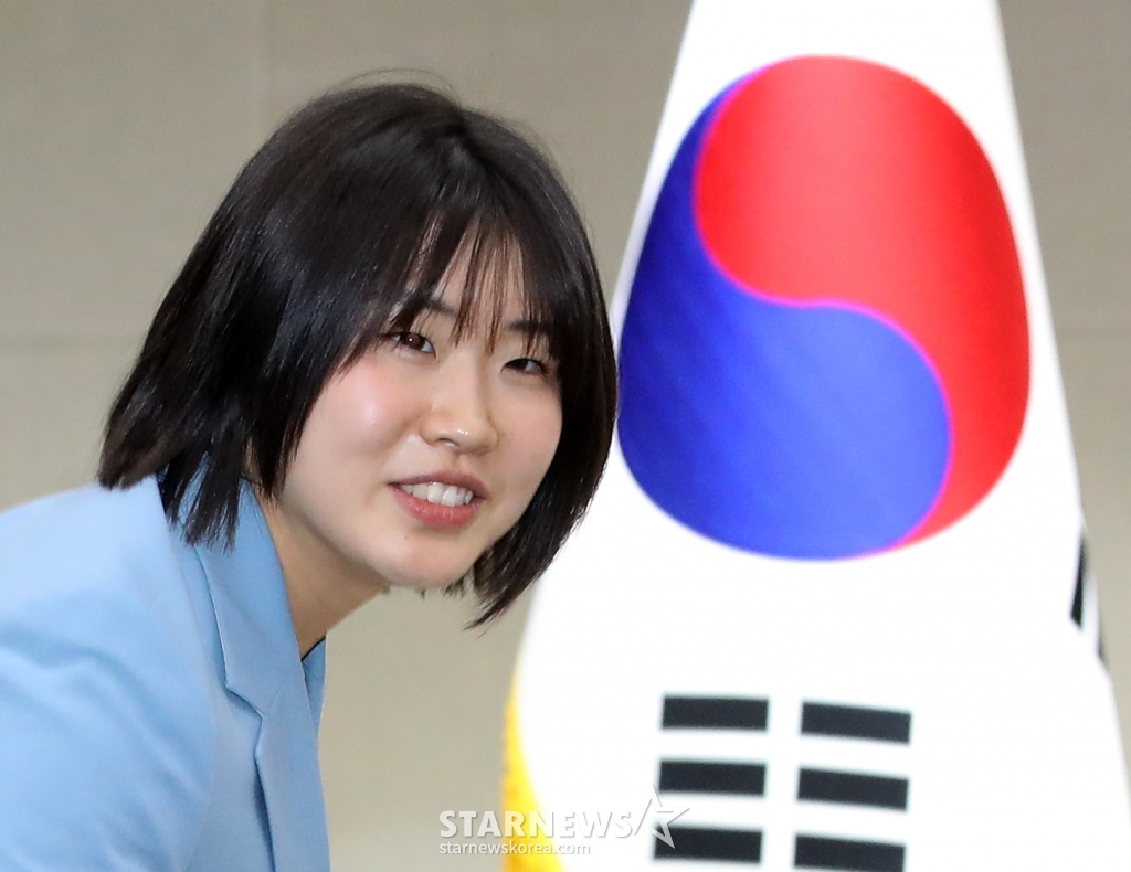 (서울=뉴스1) 오대일 기자 = 독립운동가 허석 의사 후손인 유도 국가대표 허미미(21·경북체육회)가 14일 오후 서울 영등포구 광복회관에서 열린 독립유공자 유족회원증 수여식에서 참석자들에게 인사하고 있다. 허미미는 2024 파리올림픽 여자 유도 57㎏급에서 은메달, 혼성단체에서 동메달을 획득했다. 2024.8.14/뉴스1 Copyright (C) 뉴스1. All rights reserved. 무단 전재 및 재배포, AI학습 이용 금지. /사진=(서울=뉴스1) 오대일 기자