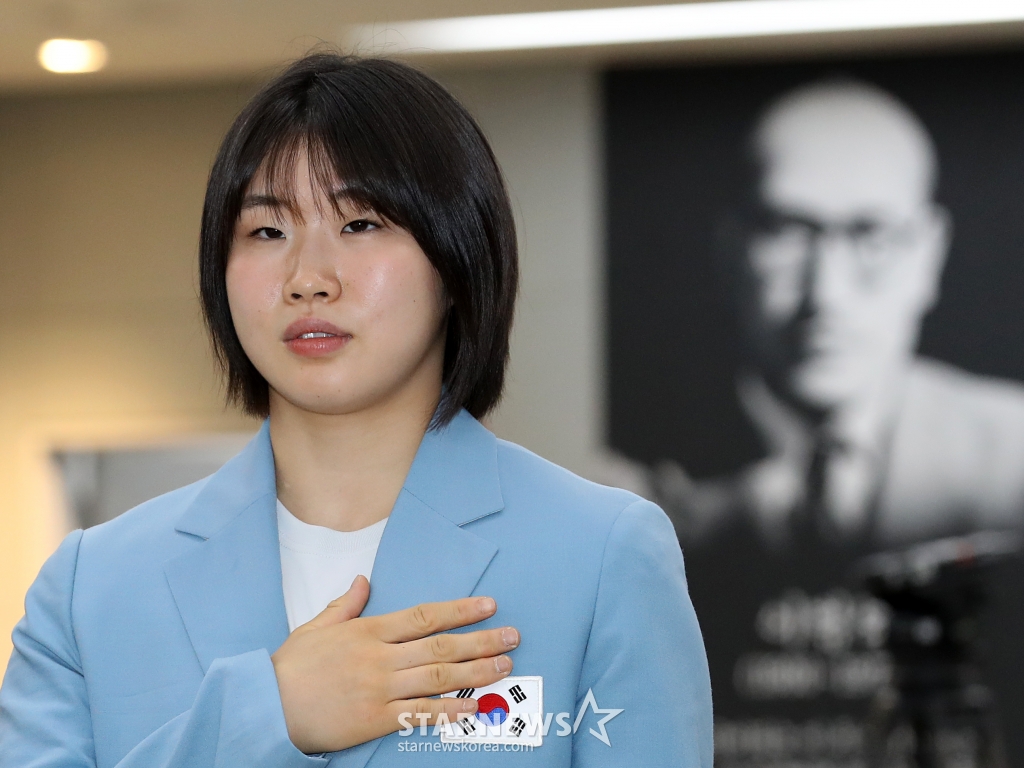 (서울=뉴스1) 오대일 기자 = 독립운동가 허석 의사 후손인 유도 국가대표 허미미(21·경북체육회)가 14일 오후 서울 영등포구 광복회관에서 열린 독립유공자 유족회원증 수여식에서 국기에 경례하고 있다. 허미미는 2024 파리올림픽 여자 유도 57㎏급에서 은메달, 혼성단체에서 동메달을 획득했다. 2024.8.14/뉴스1 Copyright (C) 뉴스1. All rights reserved. 무단 전재 및 재배포, AI학습 이용 금지. /사진=(서울=뉴스1) 오대일 기자
