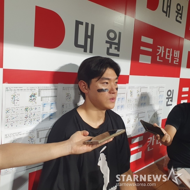 KIA 김도영이 16일 고척 키움전에서 KBO 역대 최연소-최소 경기 30홈런-30도루를 달성하고 취재진과 인터뷰하고 있다. /사진=김동윤 기자