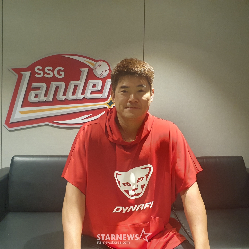 SSG 노경은이 9일 인천 두산전을 앞두고 사진 촬영에 응하고 있다. /사진=김동윤 기자