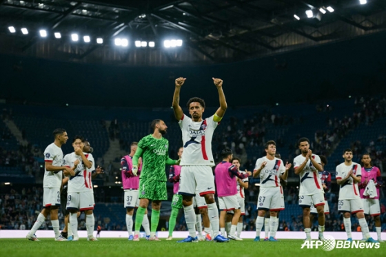 PSG 선수들이 17일(한국시각) 프랑스 르아브르의 스타 드 오세안에서 열린 PSG 대 르아브르 AC의 '2024~2025시즌 리그앙' 개막전 승리 후 기뻐하고 있다. /AFPBBNews=뉴스1