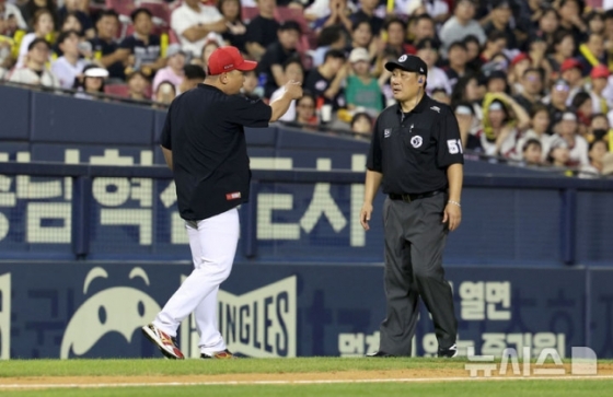 16일 서울 송파구 잠실야구장에서 열린 2024 프로야구 KIA 타이거즈와 LG 트윈스의 경기, 8회말 KIA 이범호(왼쪽) 감독이 심판 판정에 어필하고 있다. /사진=뉴시스