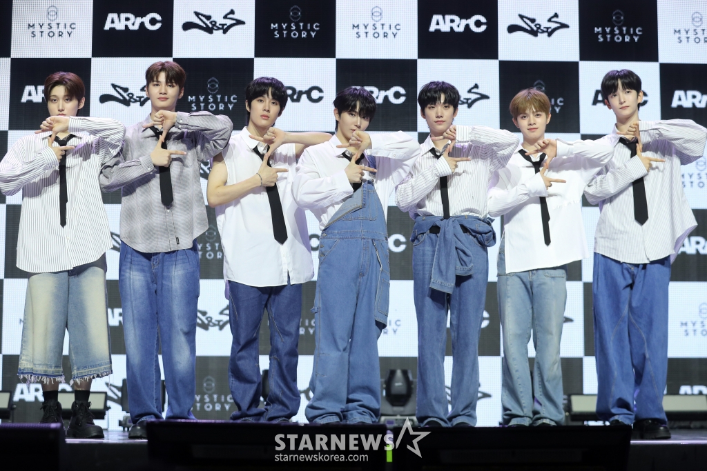 그룹 아크(ARrC) 리오토, 도하, 최한, 지우, 현민, 끼엔, 지빈이 19일 오후 서울 용산구 블루스퀘어 마스터카드홀에서 첫 번째 싱글 EP ‘AR·C(에이알스퀘어드씨) 발매 기념 데뷔 쇼케이스를 열고 포즈를 취하고 있다. 2024.08.19 /사진=임성균