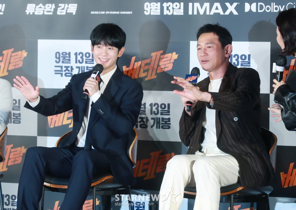 배우 정혜인, 황정민이 20일 오전 서울 CGV용산아이파크몰에서 진행된 영화 '베테랑2' 제작발표회에 참석해 질문에 답하고 있다. /2024.08.20 /사진=이동훈
