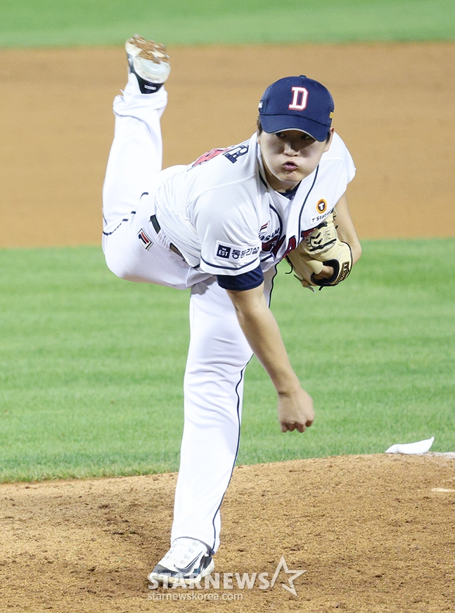 '2024 신한 SOL Bank KBO' 두산-키움전이 24일 서울 잠실야구장에서 열렸다. 9회초 구원 등판한 두산 클로저 김택연이 역투하고 있다. 23일 키움전에서 마운드에 올라 10세이브를 수확하며 KBO리그 역대 최연소 두 자릿수 세이브를 달성한 김택연은 이날도 9회 등판, 경기를 매조지했다. /사진=김진경 대기자