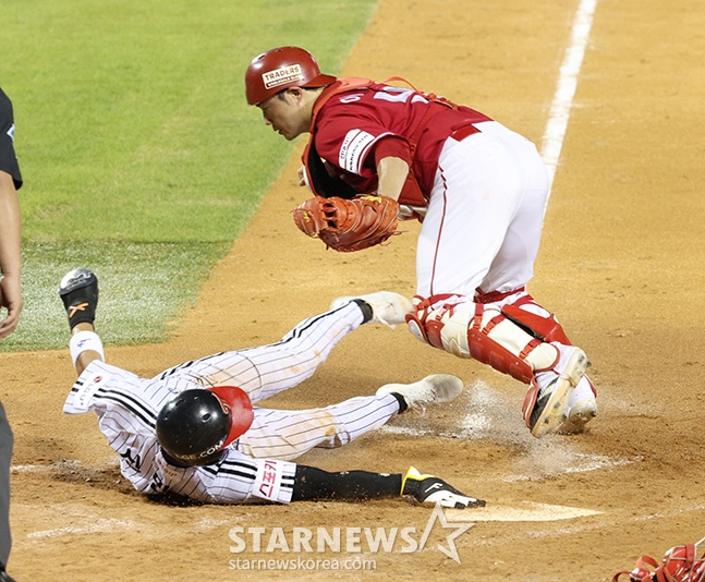 '2024 신한 SOL 뱅크 KBO리그' LG-SSG전이 20일 서울 잠실야구장에서 열렸다. 3회말 LG의 공격. 무사 1,3루에서 3루 주자 신민재(아래)가 문보경의 내야 땅볼이 병살타로 연결되는 틈을 타 홈으로 파고들었으나, SSG 포수 이지영의 태그에 걸리며 아웃되고 있다. SSG 의 삼중살 플레이. /사진=김진경 대기자