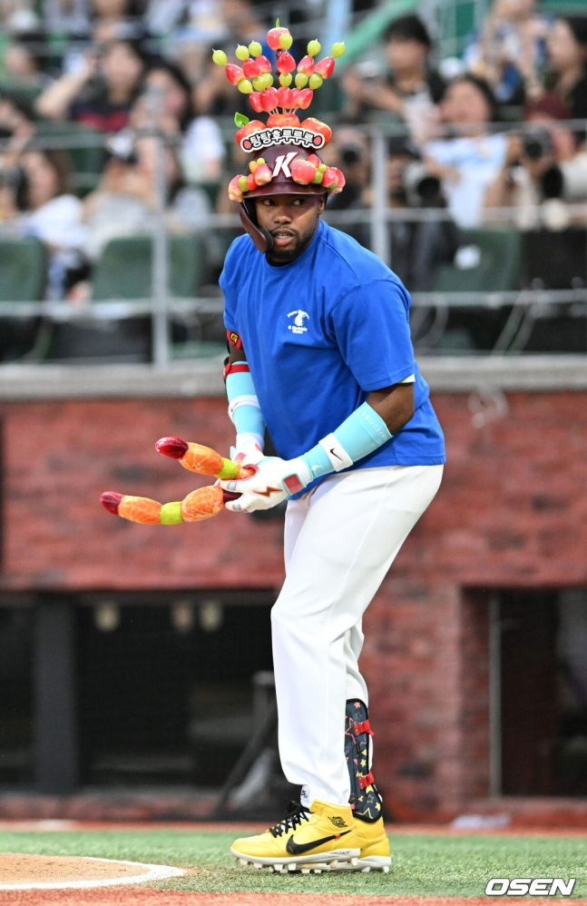 키움 도슨이 지난 7월 열린 KBO 옰스타전에서 탕후루 모자를 쓰고 퍼포먼스를 하고 있다.