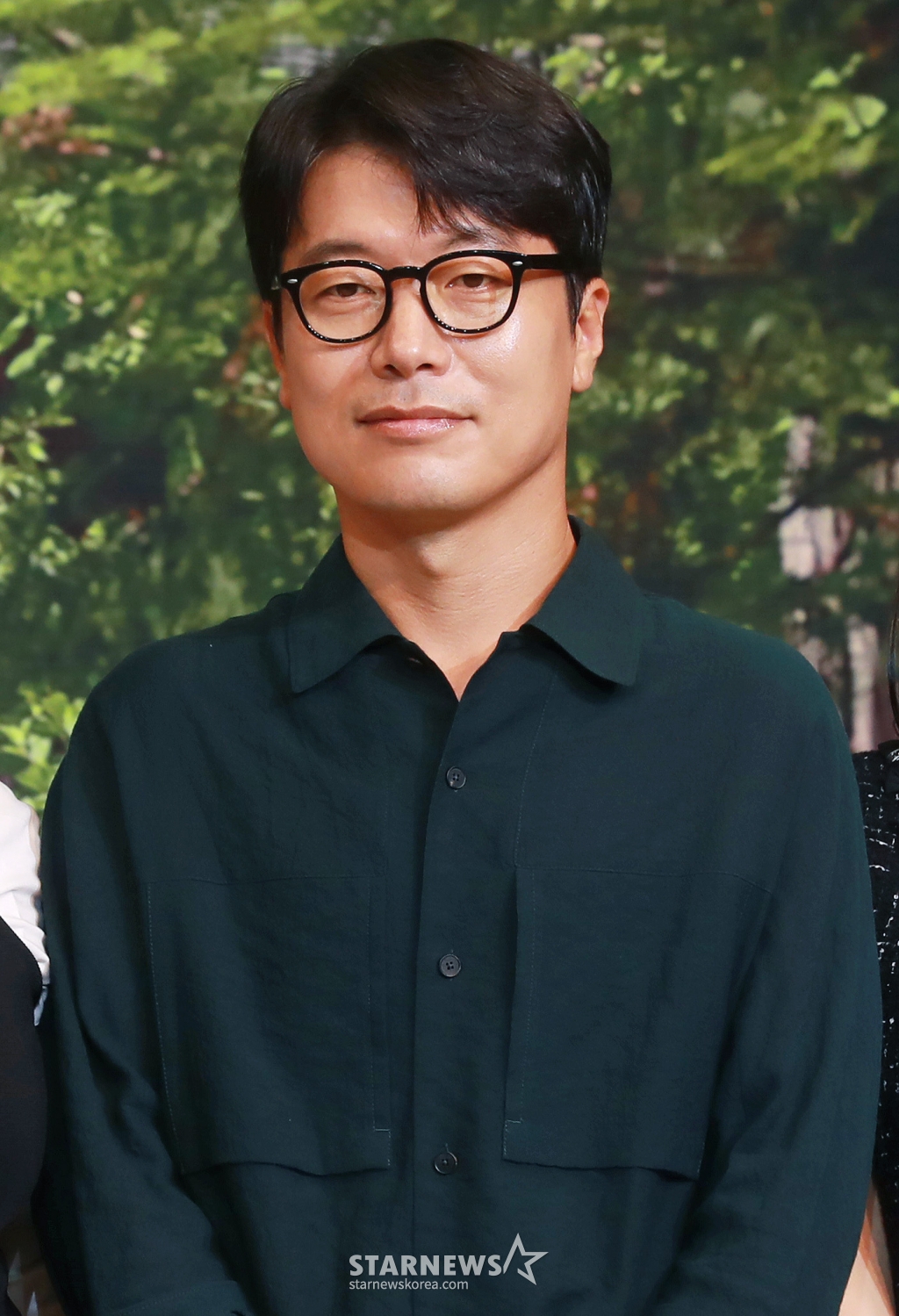 모완일 김독이 21일 오후 서울 강남구 조선 팰리스 호텔에서 진행된 넷플릭스 오리지널 시리즈 '아무도 없는 숲속에서' 제작발표회에 참석해 포즈를 취하고 있다. 한여름 찾아온 수상한 손님으로 인해, 평온한 일상이 무너지고 걷잡을 수 없는 사건에 휘말리게 되는 사람들의 이야기를 그린 서스펜스 스릴러 '아무도 없는 숲속에서'는 오는 23일 공개된다. /2024.08.21 /사진=이동훈