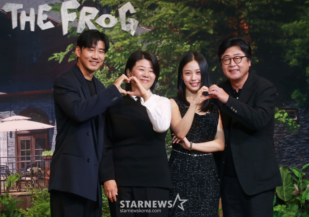 배우 윤계상, 이정은, 고민시, 김윤석이 21일 오후 서울 강남구 조선 팰리스 호텔에서 진행된 넷플릭스 오리지널 시리즈 '아무도 없는 숲속에서' 제작발표회에 참석해 포즈를 취하고 있다. 한여름 찾아온 수상한 손님으로 인해, 평온한 일상이 무너지고 걷잡을 수 없는 사건에 휘말리게 되는 사람들의 이야기를 그린 서스펜스 스릴러 '아무도 없는 숲속에서'는 오는 23일 공개된다. /2024.08.21 /사진=이동훈