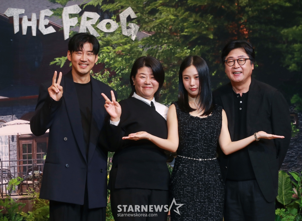 배우 윤계상, 이정은, 고민시, 김윤석이 21일 오후 서울 강남구 조선 팰리스 호텔에서 진행된 넷플릭스 오리지널 시리즈 '아무도 없는 숲속에서' 제작발표회에 참석해 포즈를 취하고 있다. 한여름 찾아온 수상한 손님으로 인해, 평온한 일상이 무너지고 걷잡을 수 없는 사건에 휘말리게 되는 사람들의 이야기를 그린 서스펜스 스릴러 '아무도 없는 숲속에서'는 오는 23일 공개된다. /2024.08.21 /사진=이동훈