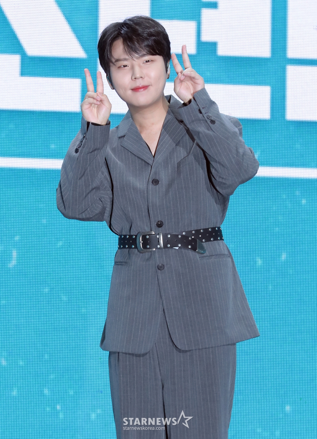 보이 그룹 고막소년단 정승환이 22일 오후 서울 강서구 KBS아레나에서 열린 데뷔 쇼케이스에 참석해 포즈를 취하고 있다. 고막소년단은 카카오TV 예능 '고막소년단'을 통해 대한민국 고막 남친들 폴킴, 멜로망스 김민석, 정승환, 하현상, 빅타니가 모여 결성한 그룹이다. 2022.11.22