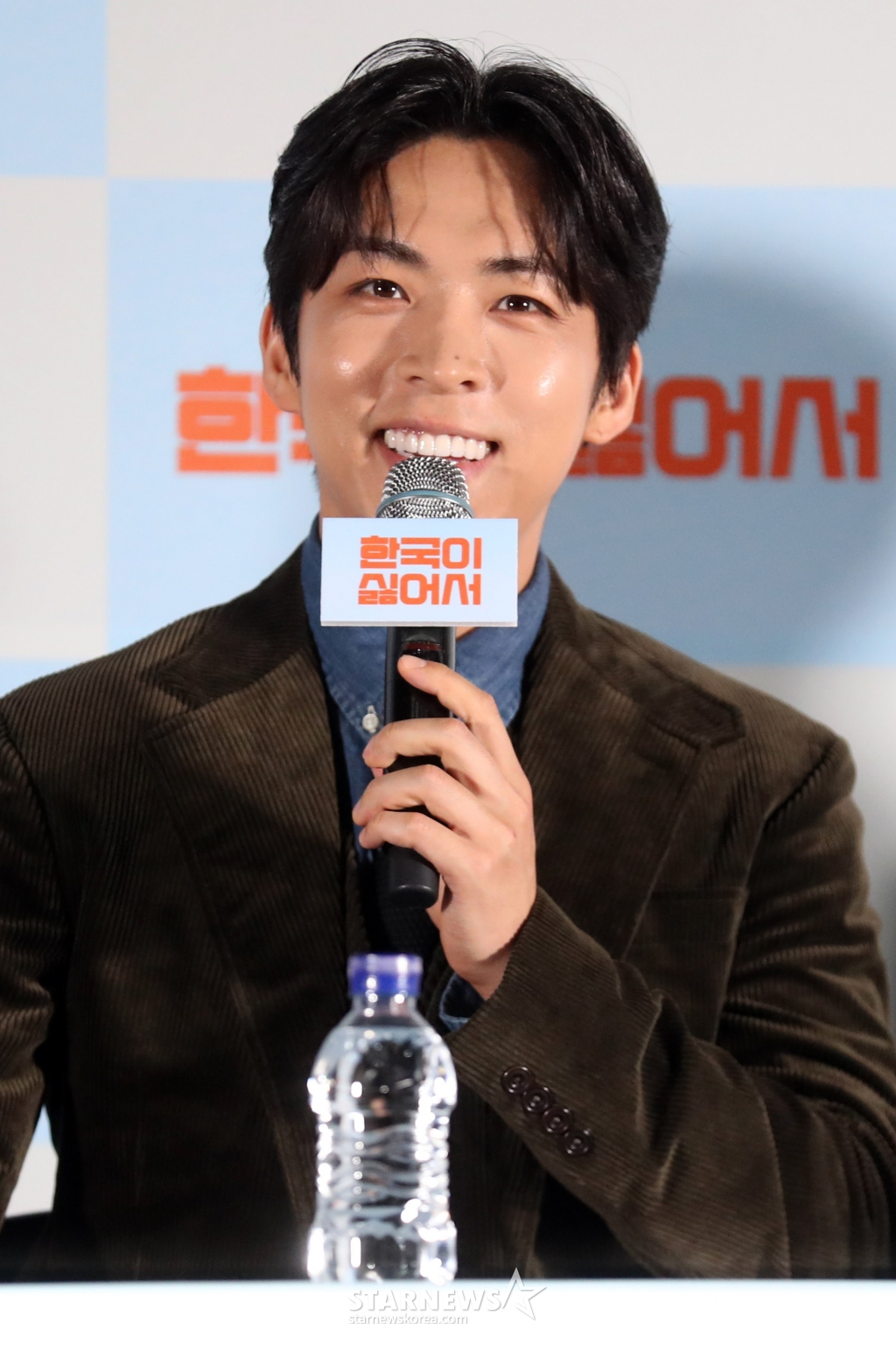 배우 주종혁이 21일 오후 서울 CGV용산에서 열린 영화 '한국이싫어서' 언론시사회에 참석해 인사말을 하고 있다. 영화 ‘한국이 싫어서’는 20대 후반의 주인공이 갑자기 자신의 행복을 찾아 직장과 가족, 남자친구를 뒤로하고 홀로 뉴질랜드로 떠나는 이야기로 오는 28일 개봉 예정이다. 2024.08.21 /사진=임성균