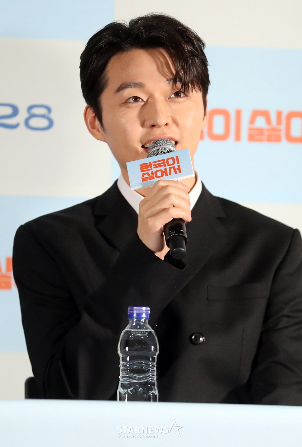 배우 김두겸이 21일 오후 서울 CGV용산에서 열린 영화 '한국이싫어서' 언론시사회에 참석해 인사말을 하고 있다. 영화 ‘한국이 싫어서’는 20대 후반의 주인공이 갑자기 자신의 행복을 찾아 직장과 가족, 남자친구를 뒤로하고 홀로 뉴질랜드로 떠나는 이야기로 오는 28일 개봉 예정이다. 2024.08.21 /사진=임성균