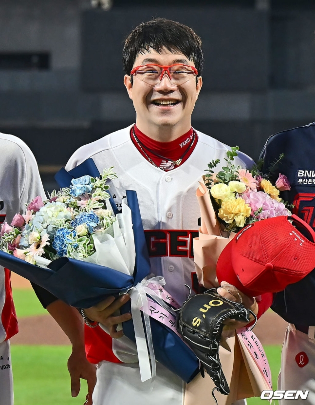 KIA 양현종이 21일 광주 롯데전 3회 초가 끝난 뒤 KBO 역대 통산 탈삼진 1위에 성공하고 축하받고 있다.