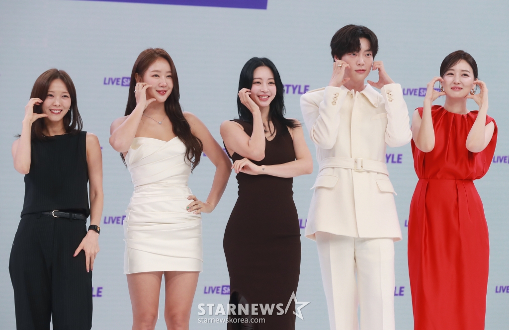 선예, 소유, 한예슬, 안재현, 감소영이 22일 오전 서울 서초구 CJ ENM 커머스 사옥에서 진행된 CJ온스타일 초대형 모바일 라이브쇼 제작발표회에 참석해 포즈를 취하고 있다. /2024.08.22 /사진=이동훈