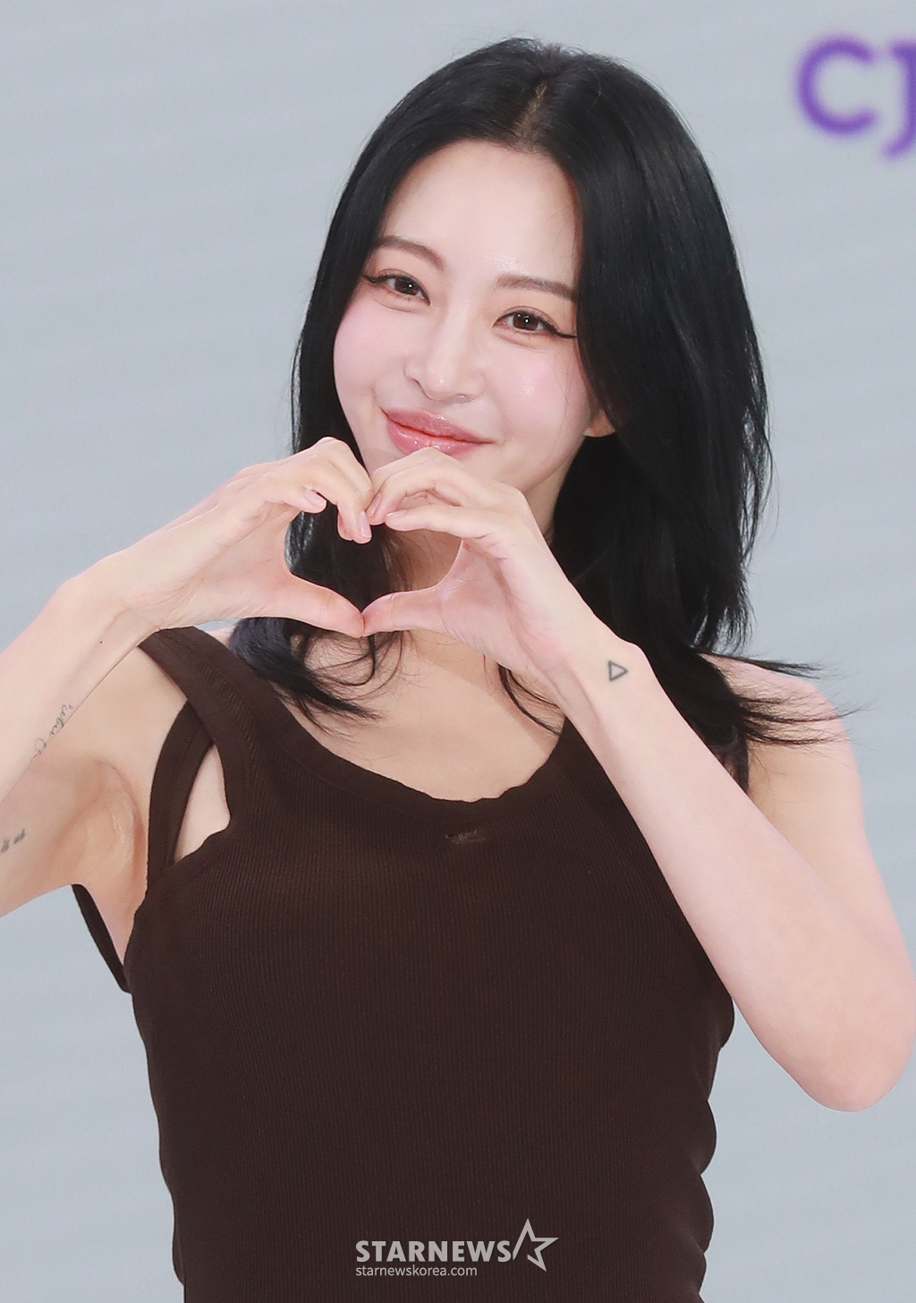 배우 한예슬이 22일 오전 서울 서초구 CJ ENM 커머스 사옥에서 진행된 CJ온스타일 초대형 모바일 라이브쇼 제작발표회에 참석해 포즈를 취하고 있다. /2024.08.22 /사진=이동훈
