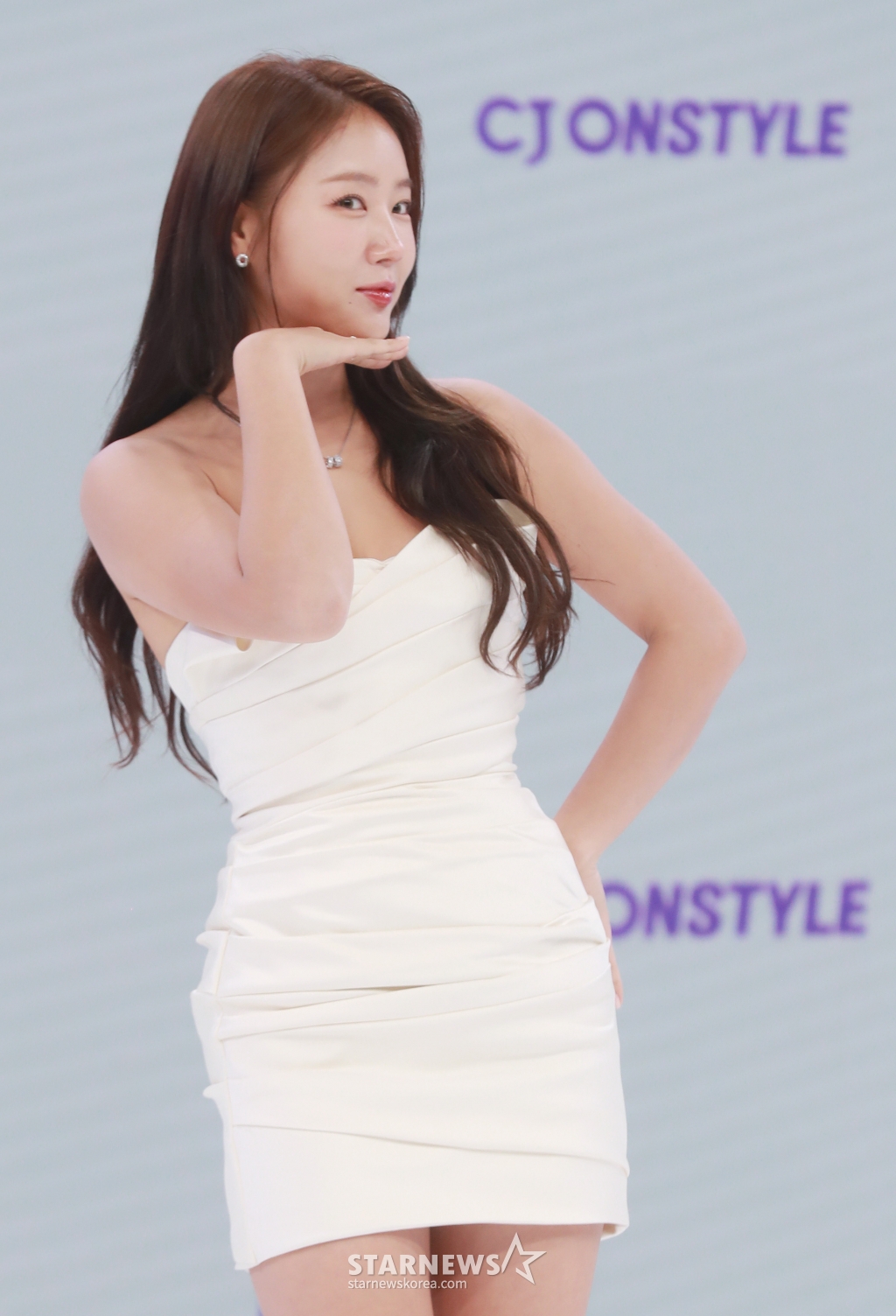 가수 소유가 22일 오전 서울 서초구 CJ ENM 커머스 사옥에서 진행된 CJ온스타일 초대형 모바일 라이브쇼 제작발표회에 참석해 포즈를 취하고 있다. /2024.08.22 /사진=이동훈