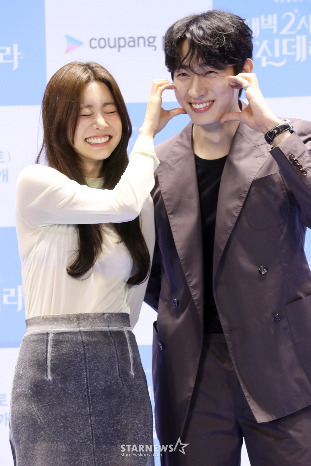 배우 박소진, 윤박이 22일 오후 서울 여의도 콘래드호텔에서 열린 쿠팡플레이 시리즈 '새벽 2시의 신데렐라' 제작발표회에 참석해 포즈를 취하고 있다. '세벽 2시의 신데렐라' 는 나만 바라보는 완벽한 연하 재벌남 '주원'과 헤어지려는 극 현실주의 능력녀 '윤서'의 고군분투기를 그린 오피스 로맨틱 코미디로 오는 24일 첫 방송 예정이다. 2024.08.22 /사진=임성균