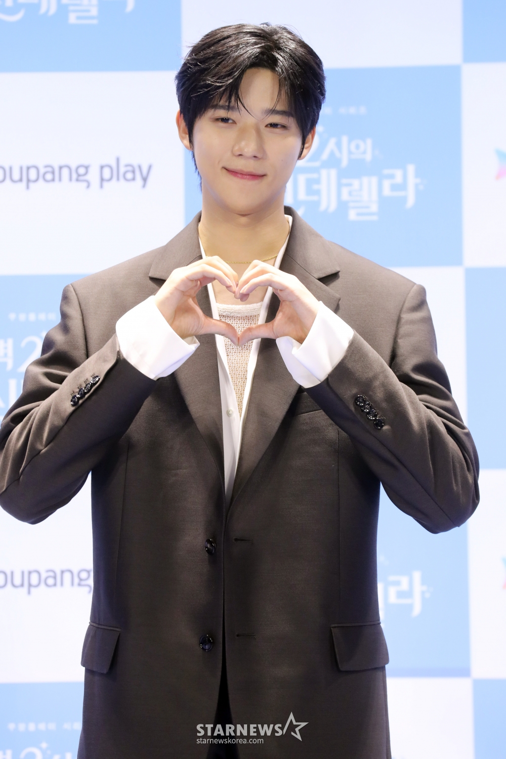 배우 문산민이 22일 오후 서울 여의도 콘래드호텔에서 열린 쿠팡플레이 시리즈 '새벽 2시의 신데렐라' 제작발표회에 참석해 포즈를 취하고 있다. '세벽 2시의 신데렐라' 는 나만 바라보는 완벽한 연하 재벌남 '주원'과 헤어지려는 극 현실주의 능력녀 '윤서'의 고군분투기를 그린 오피스 로맨틱 코미디로 오는 24일 첫 방송 예정이다. 2024.08.22 /사진=임성균