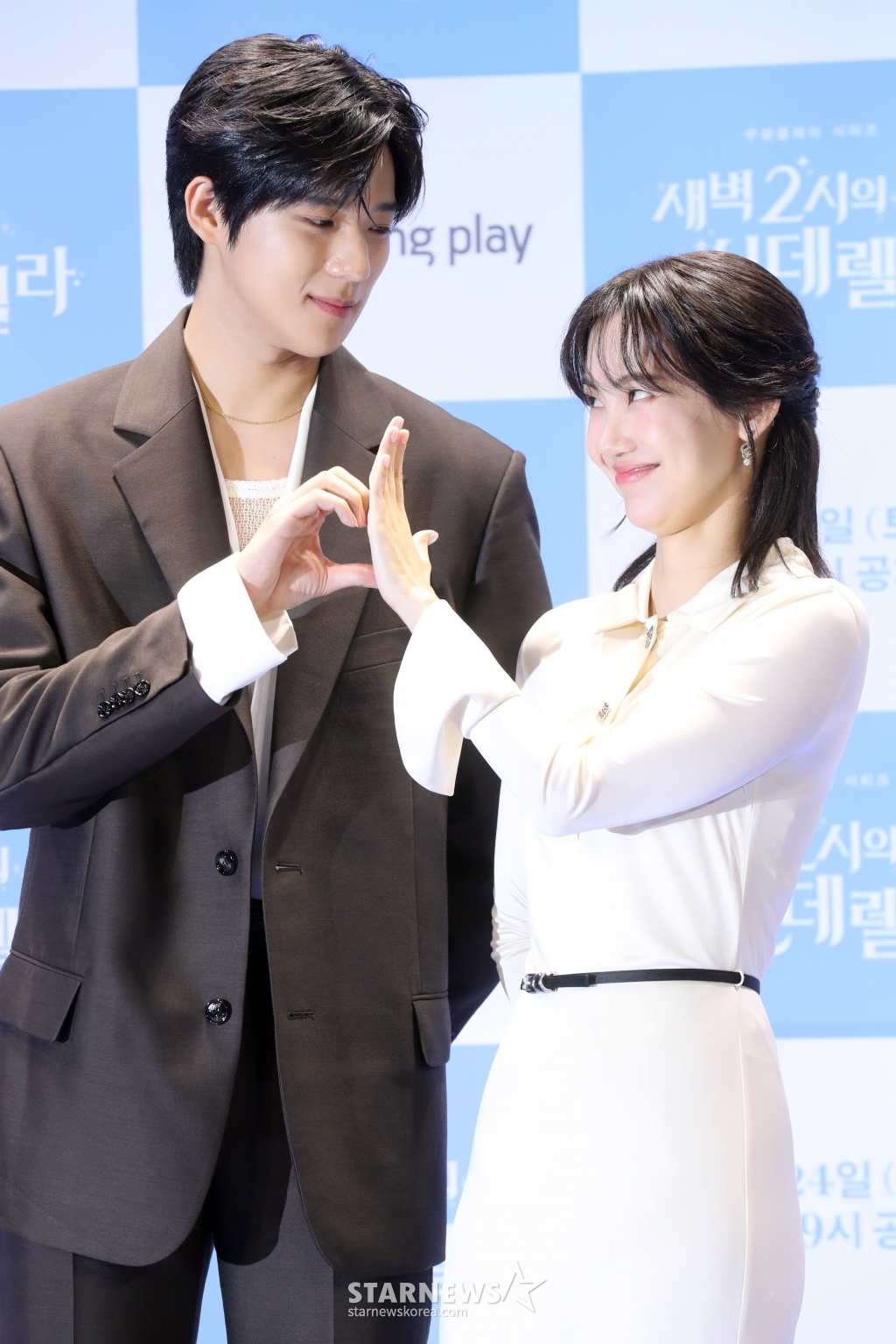 배우 문산민, 신현빈이 22일 오후 서울 여의도 콘래드호텔에서 열린 쿠팡플레이 시리즈 '새벽 2시의 신데렐라' 제작발표회에 참석해 포즈를 취하고 있다. '세벽 2시의 신데렐라' 는 나만 바라보는 완벽한 연하 재벌남 '주원'과 헤어지려는 극 현실주의 능력녀 '윤서'의 고군분투기를 그린 오피스 로맨틱 코미디로 오는 24일 첫 방송 예정이다. 2024.08.22 /사진=임성균