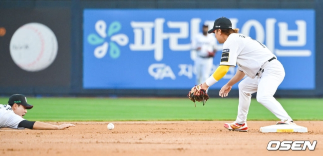 21일 수원 키움-KT전에서 심우준(왼쪽)과 김상수가 2회 혼신의 수비를 펼치고 있다.