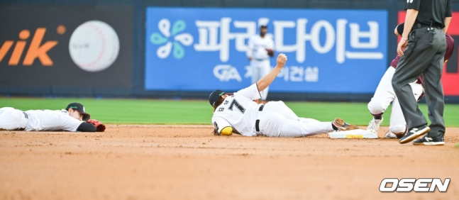 21일 수원 키움-KT전에서 심우준(왼쪽)과 김상수가 2회 혼신의 수비를 펼치고 있다.