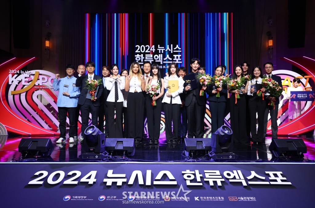 [서울=뉴시스] 황준선 기자 = 염영남 뉴시스 대표이사와 오세훈 서울시장, 최호정 서울시의회 의장을 비롯한 시상자와 수상자들이 22일 오후 서울 강남구 조선팰리스강남 그레이트홀에서 열린 제6회 뉴시스 한류엑스포(2024 뉴시스 한류엑스포)에서 기념촬영 하고 있다. 2024.08.22. hwang@newsis.com /사진=황준선