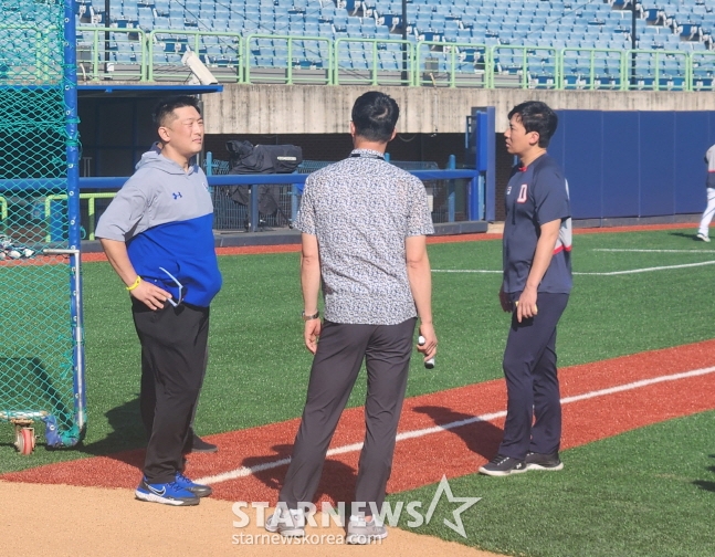 허삼영 경기 감독관(가운데)과 양 구단 관계자들이 대화를 나누고 있다. /사진=안호근 기자