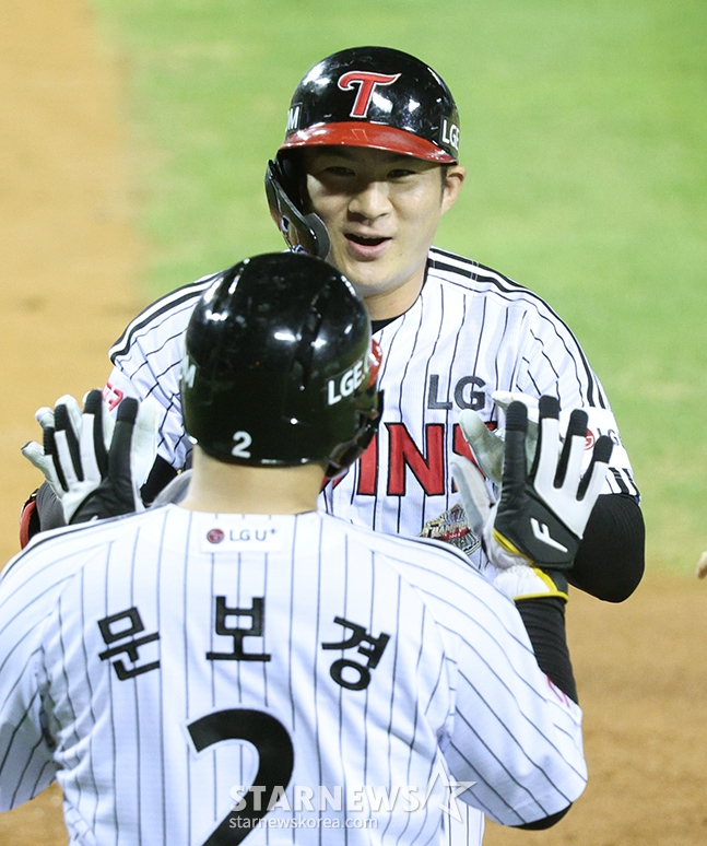 '2024 신한 SOL 뱅크 KBO리그' LG-SSG전이 22일 서울 잠실야구장에서 열렸다. LG 오지환이 4회말 2사 1루에서 SSG 서진용울 상대로 좌월 2점 홈런을 날리고 홈인한 후 문보경의 환영을 받고 있다. /사진=김진경 대기자