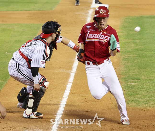 SSG 최지훈(오른쪽). /사진=SSG 랜더스 제공