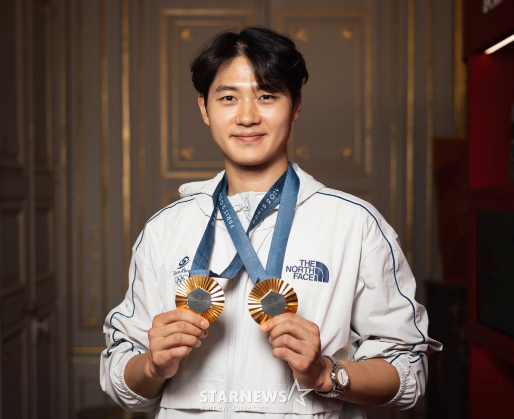 [서울=뉴시스]  조수정 기자 = 2024 파리 올림픽 대한민국 개인 첫 금메달리스트인펜싱 사브르 오상욱이 파리 오메가 하우스에서 올림픽 공식 타임키퍼 오메가의 ‘씨마스터 다이버 300M - 파리 2024 올림픽 기념 에디션’을 선물받고 금메달과 함께 기념촬영 하고 있다. (사진=오메가 제공) 2024.08.04. photo@newsis.com *재판매 및 DB 금지 /사진=조수정