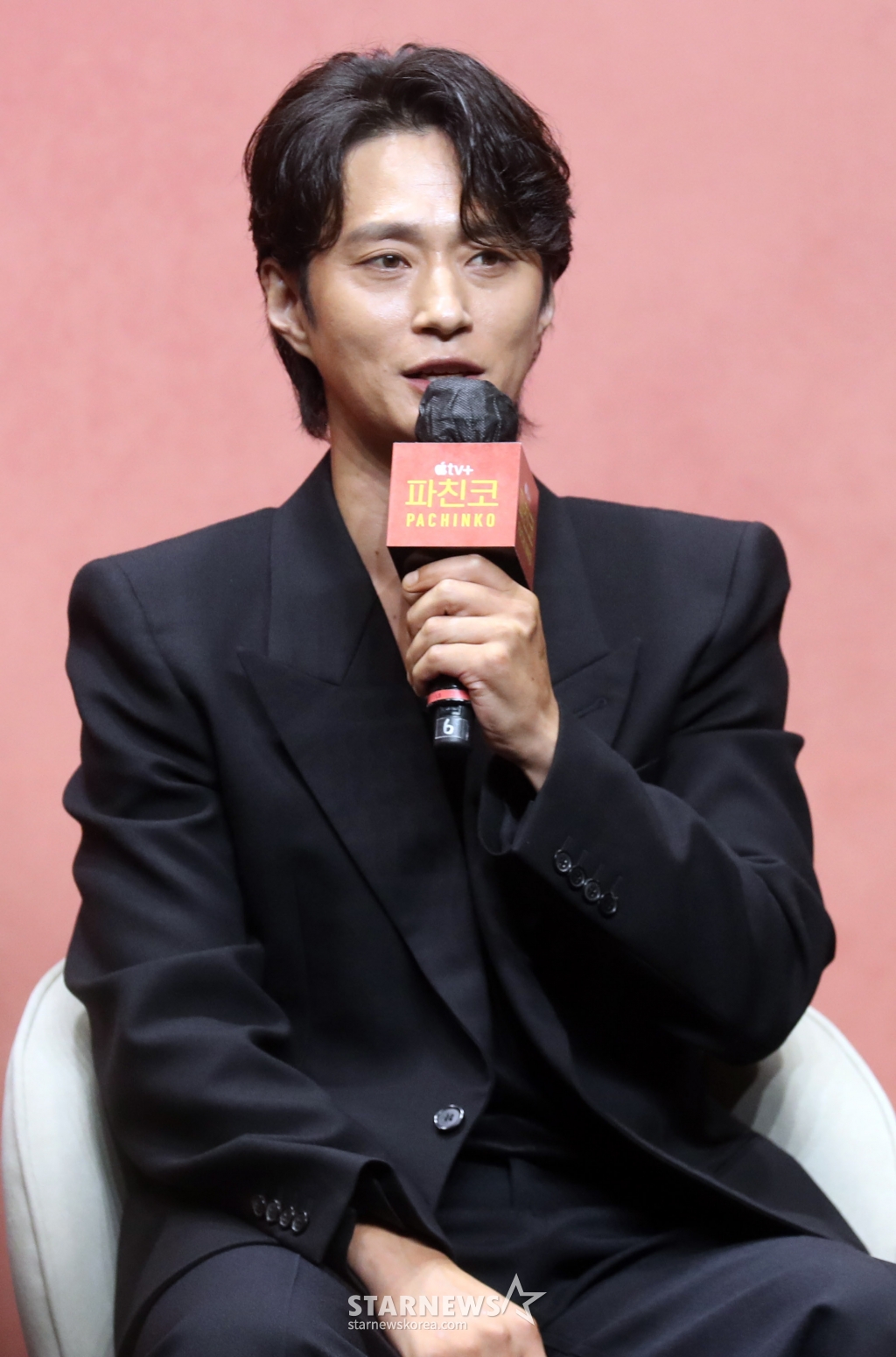 배우 김선규가 23일 오전 서울 강남구 그랜드인터컨티넨탈 파르나스 그랜드 볼룸에서 열린 애플오리지날 '파친코2' 제작발표회에 참석해 인사말을 하고 있다. 뉴욕타임스 베스트셀러에 선정된 동명의 소설을 원작으로 한 Apple Original 시리즈 ‘파친코’ - Pachinko. 고국을 떠나 억척스럽게 생존과 번영을 추구하는 한인 이민 가족 4대의 삶과 꿈을 그려낸 드라마로 23일 공개된다. 2024.08.23 /사진=임성균