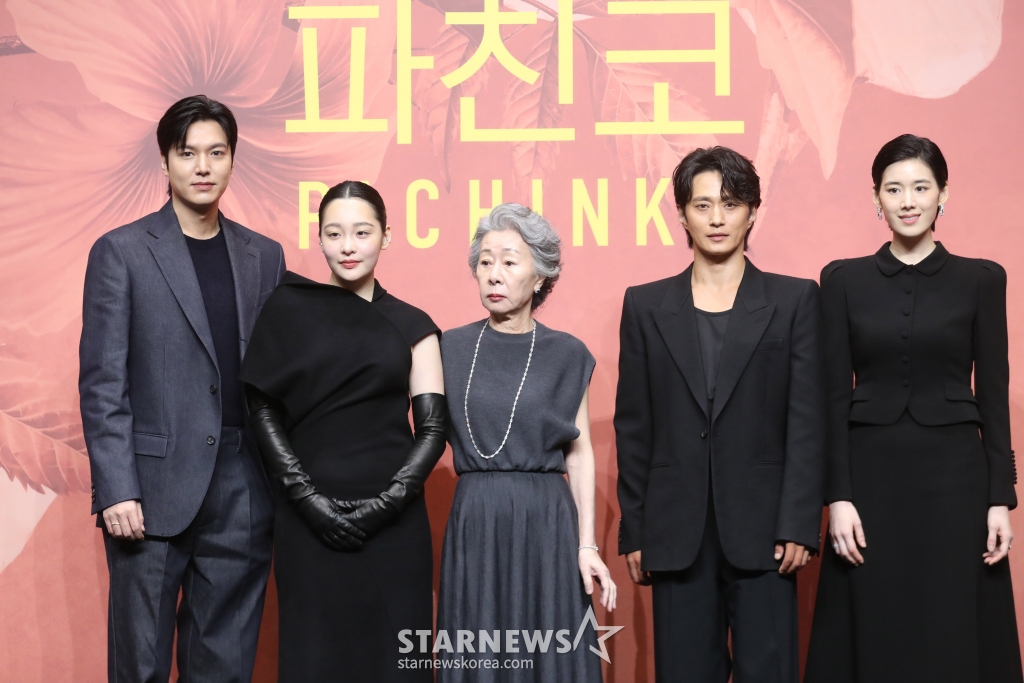 배우 이민호, 김민하, 윤여정, 정은채, 김선규가 23일 오전 서울 강남구 그랜드인터컨티넨탈 파르나스 그랜드 볼룸에서 열린 애플오리지날 '파친코2' 제작발표회에 참석해 포즈를 취하고 있다. 뉴욕타임스 베스트셀러에 선정된 동명의 소설을 원작으로 한 Apple Original 시리즈 ‘파친코’ - Pachinko. 고국을 떠나 억척스럽게 생존과 번영을 추구하는 한인 이민 가족 4대의 삶과 꿈을 그려낸 드라마로 23일 공개된다. 2024.08.23 /사진=임성균