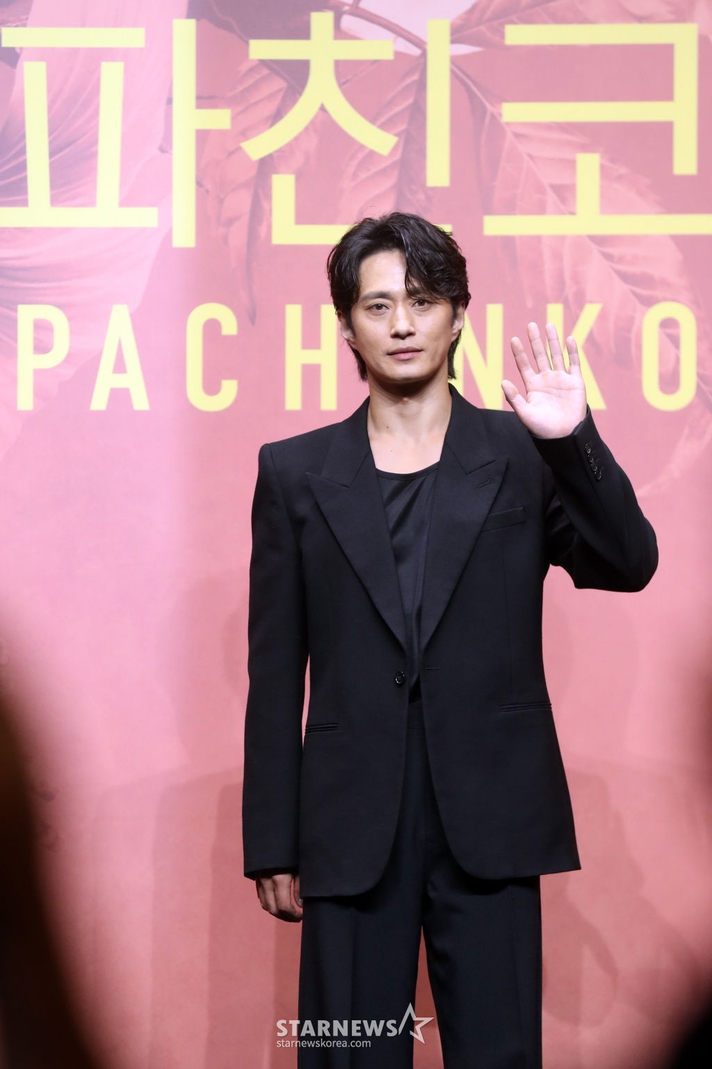 배우 김선규가 23일 오전 서울 강남구 그랜드인터컨티넨탈 파르나스 그랜드 볼룸에서 열린 애플오리지날 '파친코2' 제작발표회에 참석해 포즈를 취하고 있다. 뉴욕타임스 베스트셀러에 선정된 동명의 소설을 원작으로 한 Apple Original 시리즈 ‘파친코’ - Pachinko. 고국을 떠나 억척스럽게 생존과 번영을 추구하는 한인 이민 가족 4대의 삶과 꿈을 그려낸 드라마로 23일 공개된다. 2024.08.23 /사진=임성균