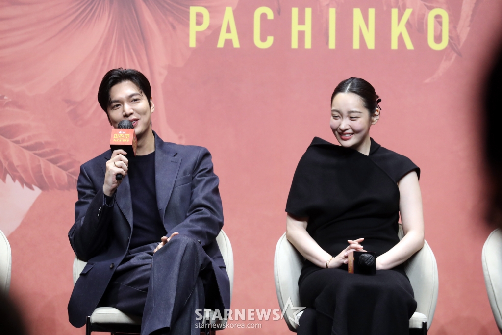 배우 이민호, 김민하가 23일 오전 서울 강남구 그랜드인터컨티넨탈 파르나스 그랜드 볼룸에서 열린 애플오리지날 '파친코2' 제작발표회에 참석해 인사말을 하고 있다. 뉴욕타임스 베스트셀러에 선정된 동명의 소설을 원작으로 한 Apple Original 시리즈 ‘파친코’ - Pachinko. 고국을 떠나 억척스럽게 생존과 번영을 추구하는 한인 이민 가족 4대의 삶과 꿈을 그려낸 드라마로 23일 공개된다. 2024.08.23 /사진=임성균