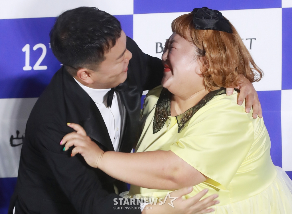 코미디언 김민기, 홍윤화 부부가 23일 오후 부산시 해운대구 우동 영화의 전당에서 진행된 '제12회 부산국제코미디페스티벌'(BICF) 블루카펫 행사에 참석해 포즈를 취하고 있다. 2024.08.23 /사진=이동훈
